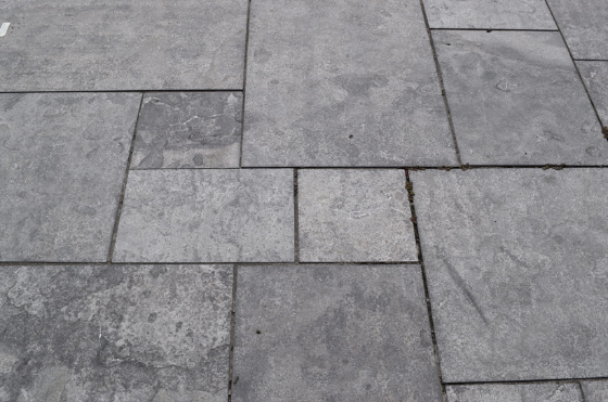 Chateau natural stone pattern cut installed as a patio with mixed-size rectangular slabs